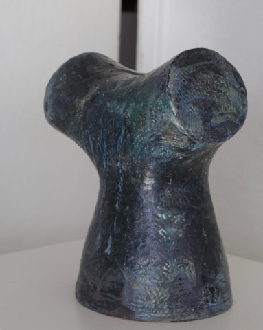 Keramik af Helle Bovbjerg: Pullert blå. Påskeudstilling 2022 Kunstforeningen Limfjorden